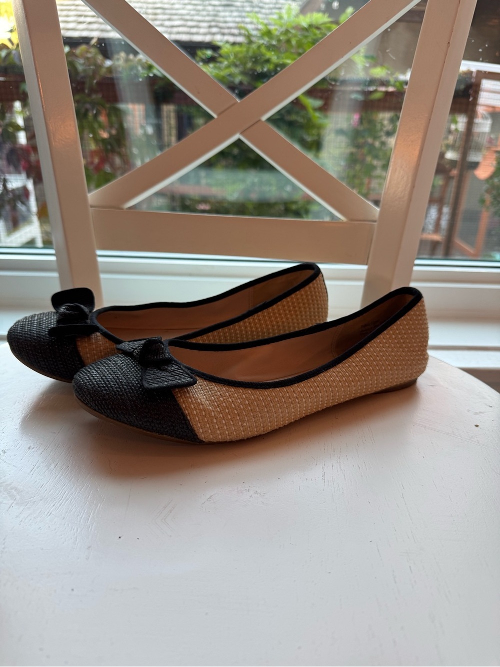Kelly & Katie Woven Raffia-Style Ballet Flats Black & Natural Bow – Size 9
